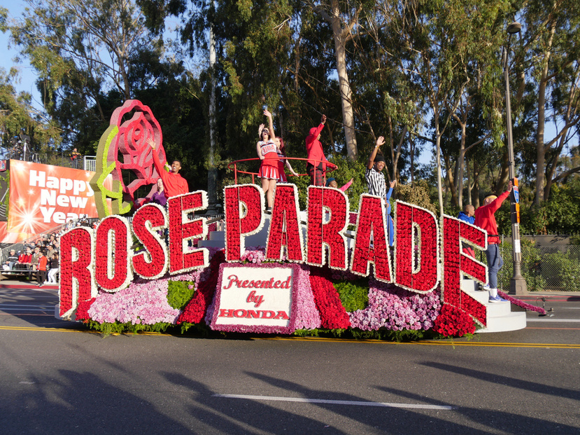 A float with the words 'rose parade' on it.
