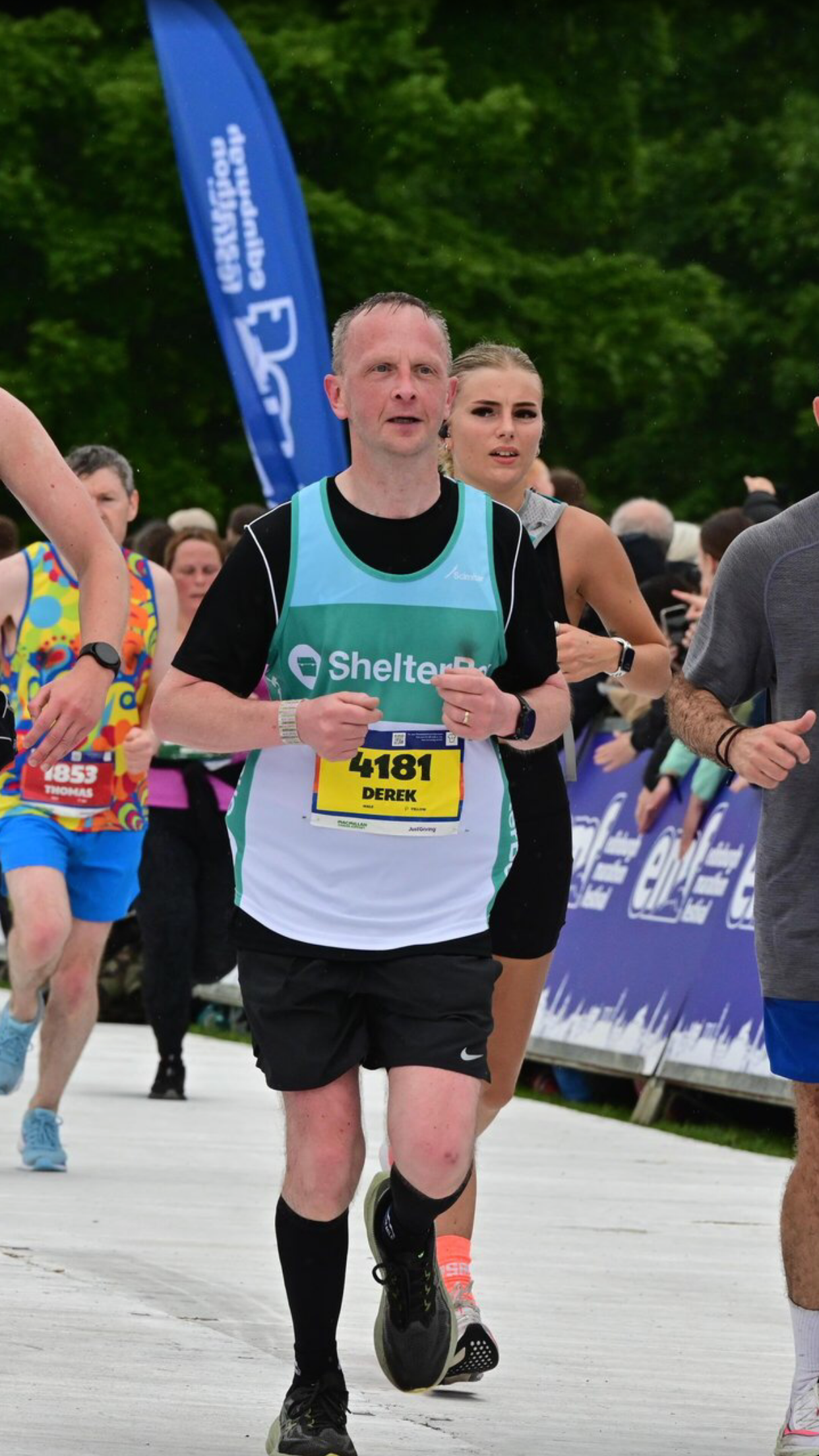 a group of people running in a marathon